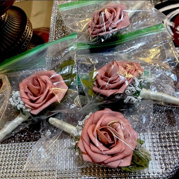 4 bouquets and 4 boutonnières - Picture 7 of 8